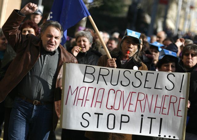 Zaměstnanci bulharské ocelárny protestují proti chystanému propouštění. | Foto: Reuters