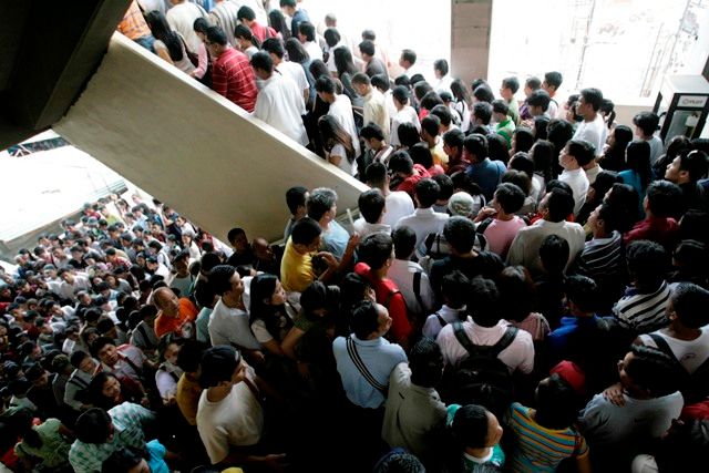 V manilském metru. Přelidněná filipínská metropole trpí obrovskými dopravními problémy | Foto: Reuters