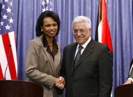 Americká ministryně zahraničí Condoleezza Riceová a palestinský prezident Mahmúd Abbás se neshodli v tom, zda je přijatelné vytvoření prozatímního palestinského státu. | Foto: Reuters