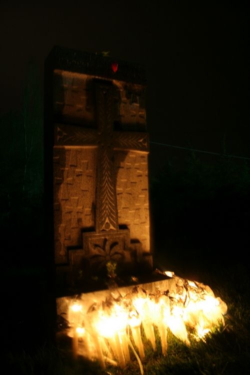 "Chačkar" neboli kamenny kříž, ke kterému lidé během pochodu pokládali hořící svíčky | Foto: Roman Staněk, Aktuálně.cz