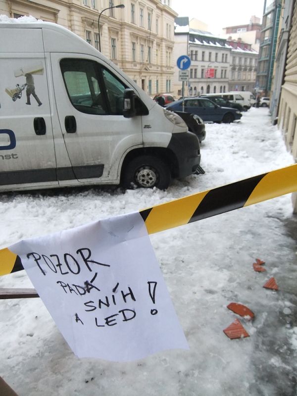 Upozornění na padající sníh v Hálkově ulici na Praze 2. | Foto: Daniel Poláček