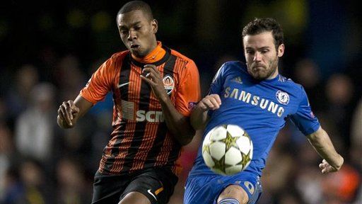 Fernandinho a Mata v souboji. | Foto: Reuters