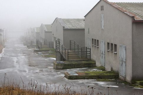 The pig farm in Lety today. The hog lots dating back to the 1970s look alike the prisoners' dorms. These have central heatings, though. | Foto: Ludvík Hradilek