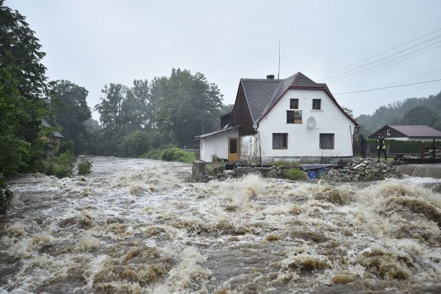 Na snímku je vzedmutá Smědá v Hejnicích ve Frýdlantském výběžku. | Foto: ČTK