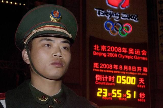 Čínský voják dozoruje u odpočítavadla, které ukazuje, kolik dní zbývá do olympijských her v Pekingu. | Foto: Reuters