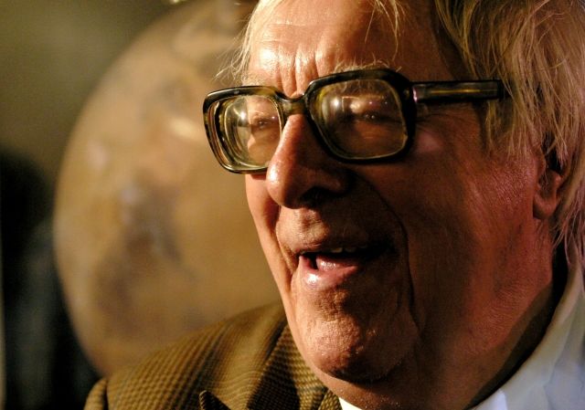 Ray Bradbury , 22. 8. 1920 – 5. 6. 2012, americký romanopisec, povídkář, básník, esejista, scénárista a dramatik 
 Neuvěřitelně plodná, dlouhá a žánrově rozmanitá tvůrčí kariéra amerického spisovatele Raye Bradburyho se uzavřela v jeho domě v Jižní Kalifornii. Bylo mu 91 let. 
 Mezi Bradburyho nejznámější knihy patří sbírka filozofických sci-fi povídek Marťanská kronika (1950) nebo antiutopická klasika 451 stupňů Fahrenheita (1953). Pojednává o budoucím světě, v němž přísná cenzura vede k úplnému zákazu psaného slova. Členové skupiny rebelů se v románu pokoušejí zachránit historii a kulturu svého světa tím, že se učí zpaměti veškeré literární a filozofické knihy předtím, než jsou spáleny. 
 Článek: 
 http://aktualne.centrum.cz/kultura/umeni/clanek.phtml?id=747860 | Foto: ČTK