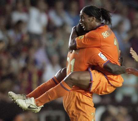 Ronaldinho a Lilian Thuram slaví gól Barcelony proti Gimnastic. | Foto: Reuters