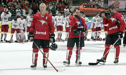 Smutní hokejisté Rakouska (zleva) Mike Stewart, Jamie Mattie a Philippe Lakos po prohraném zápase s Běloruskem, který jejich tým poslal do boje o záchranu na MS. | Foto: Reuters