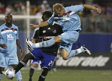 Tohle není kung-fu, ale fotbal. Jack Collinson z West Hamu právě vystřelil. | Foto: Reuters