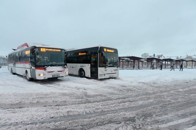 Kladno kvůli přívalům sněhu vyhlásilo kalamitní stav. Veškerá technika se soustředila na hlavní tahy, trasy autobusů a křižovatky do kopce. | Foto: ČTK