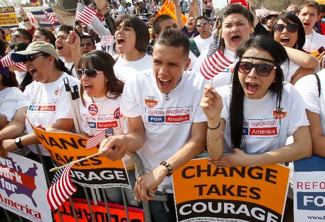 Změna potřebuje kuráž. Hispánci Obamu houfně volili, své reformy imigrace se ale nedočkali. | Foto: Reuters