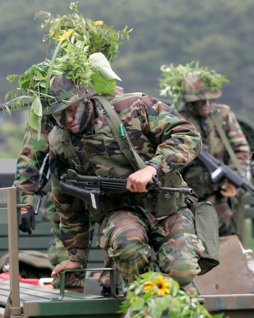 Jde o cvičení jihokorejského námořní pěchoty. Probíhá na ostrově Jonpjong nedaleko hranice mezi oběma zeměmi. | Foto: Reuters