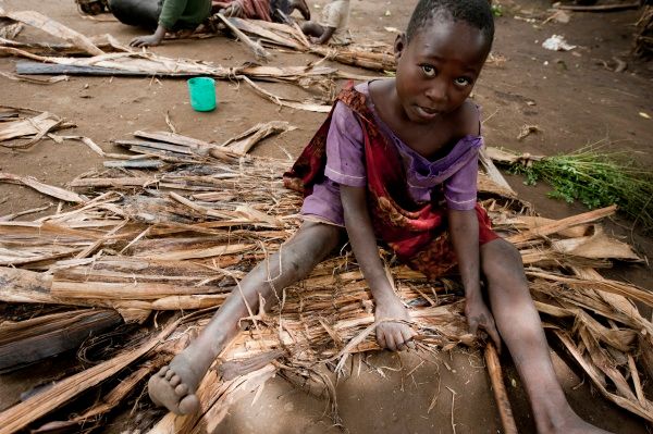 Uganda - Je přirozené a žádoucí, aby děti pomáhaly rodičům.  Taková práce však nesmí dítěti znemožnit, aby mohlo chodit do školy a připravovat se na vyučování. Mno­ho dětí v rozvojových zemích však domácí prací, péčí o sourozence a pomocí rodičům stráví celý den, případně kombinují práci s docházkou do školy.  Nejvíce trpí dívky, na jejichž bedrech leží každodenní "ženské práce". Mnoho dětí je nuceno rychle dospět, když vinou ozbrojených konfliktů, epide­mie HIV/AIDS nebo z jiných příčin přichází o rodiče. Děti se poté ujímají péče o domácnost, stávají se hlavou rodiny. Přebírají odpovědnost za péči o sou­rozence, ošetřují staré prarodiče či umírající rodiče.  Například Rwanda má kolem 200 tisíc domácností, jejichž dospělí živitelé buď zemřeli během genocidy, nebo byli za genocidu uvězněni.  Mnoho dívek k domácnosti připoutá také "dětský sňatek". V nejchudších ven­kovských oblastech Nigeru, Mali, Čadu, Bangladéše, Burkiny Faso nebo Guineje se více než tři čtvrtiny dívek vdají před dosažením věku 18 let, často však mnohem dříve. Pokud chodily do školy, většinou ji po sňatku opouštějí. | Foto: Lenka Klicperová / Člověk v tísni