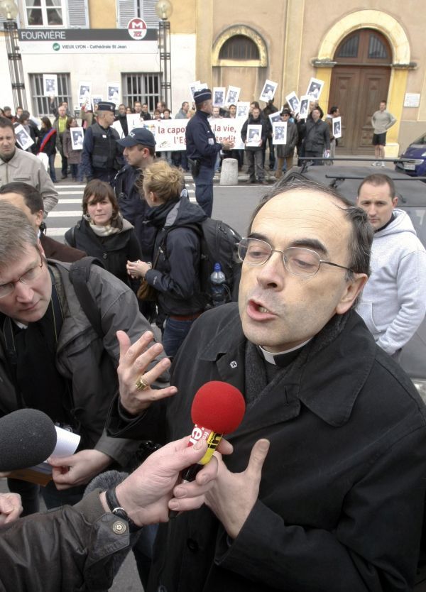 Lyonský arcibiskup Philippe Barbarin promlouvá k účastníkům demostrace | Foto: Reuters