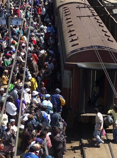 Lidé se snaží vměstnat do vlaku na nádraží v Harare | Foto: Aktuálně.cz