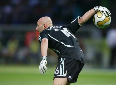 Francouzský brankář Fabien Barthez se chystá vyhodit speciální zlatý míč určený pro finále MS. | Foto: Reuters