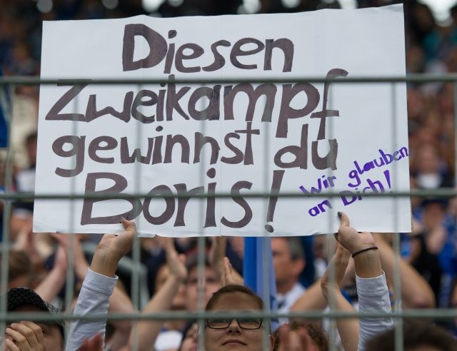 Fanoušci na stadion přinesli spoustu vzkazů, právě tomuto hráči. Přitom nebylo jisté, že se toto utkání vůbec uskuteční. Sami rodiče vzkázali fotbalistům Hoffenheimu, ať hrají i za jejich syna. | Foto: ČTK