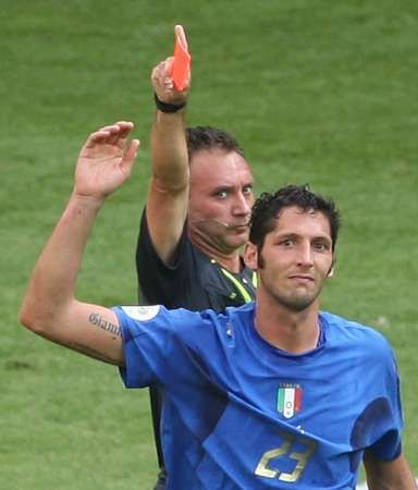 Ital Marco Materazzi právě dostává od sudího Luise Mediny Cantaleja červenou kartu v zápase s Austrálií. | Foto: Reuters