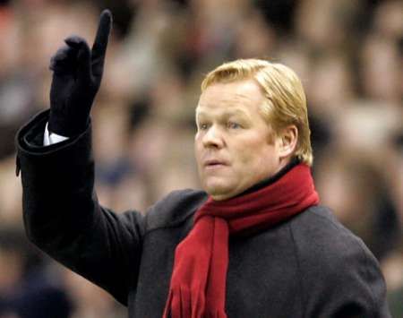 Ronald Koeman, kouč Benfiky Lisabon, gestikuluje při zápase v Liverpoolu. | Foto: Reuters