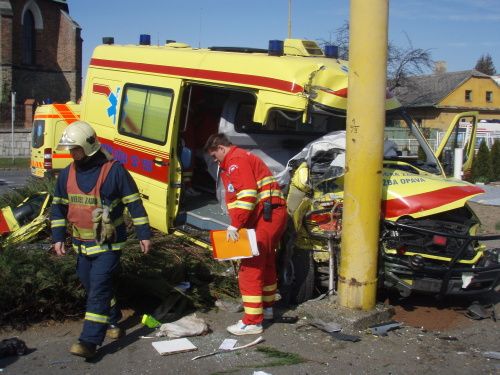 Nehoda sanitky a osobního auta si vyžádala životy dvou lidí | Foto: HZS Moravskoslezského kraje