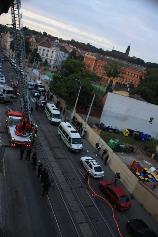 Policie zahájila zásah proti nelegálním obyvatelům domu Na Slupi 8 kolem šesté hodiny ranní. | Foto: Naďa Straková