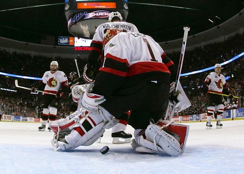 Ottawský gólman Ray Emery inkasuje branku od Andy McDonalda z Anaheimu v prvním finále Stanley Cupu. | Foto: Reuters