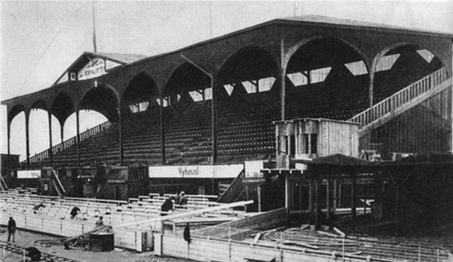 Stará tribuna fotbalového stadiónu na Letné. Na jejím místě by mohla stát další z nových dominant této části Prahy. | Foto: Publikace: Železná Sparta, 1966