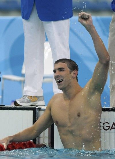 Michael Phelps se raduje ze zisku prvního zlata. | Foto: Reuters