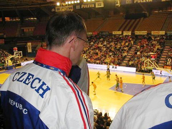 Česká atletická výprava na vítězném utkání brněnských basketbalistek ve Valencii. | Foto: www.atletika.cz