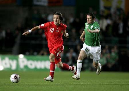 Tomáš Rosický uniká irskému soupeři Robbie Keanovi. | Foto: Reuters