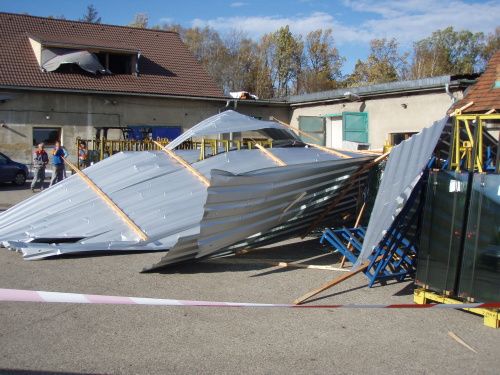 Zřícená střecha výrobní haly v Bruzovicích. | Foto: HZS Moravskoslezského kraje