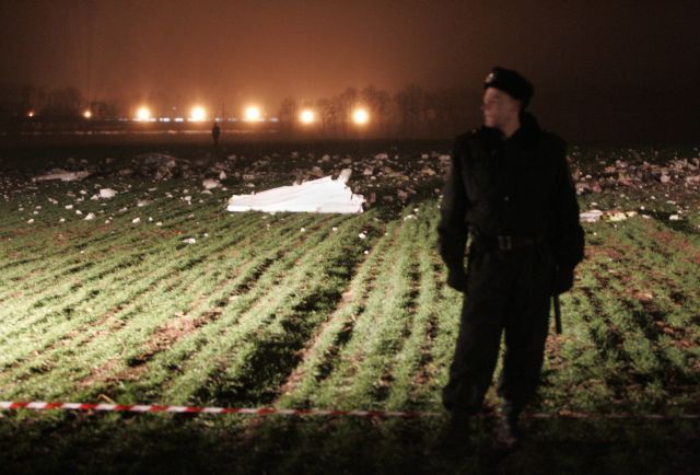 Policejní vyšetřovatelé na místě havárie českého charterového letadla poblíž ukrajinského Kyjeva | Foto: Reuters