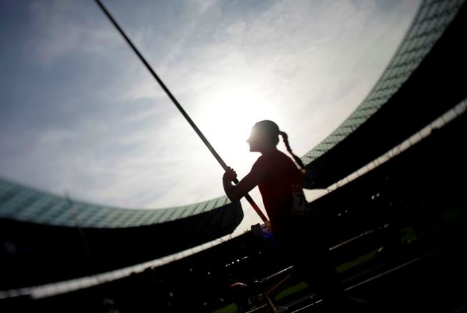 Jelena Isinbajevová se připravuje na kvalifikační skok o tyči na MS v Berlíně | Foto: Reuters