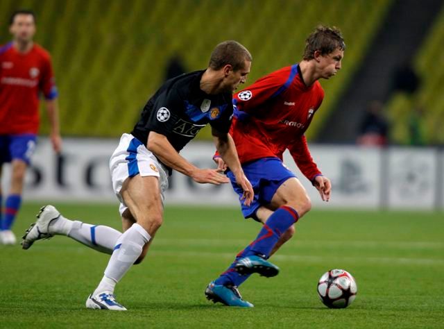 Tomáš Necid v souboji s Nemanjou Vidičem z Manchesteru United. | Foto: Reuters