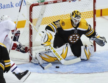 český útočník překonává v přípravném utkání proti Bostonu Bruins podruhé brankáře Mannyho Fernandese | Foto: Reuters