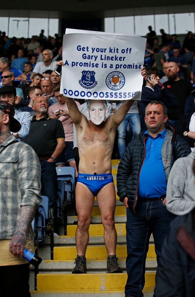 A Gary Lineker se musí třást, prohlásil totiž, že když Leicester skutečně získá titul, bude glosovat fotbal v televizi pouze ve spodním prádle. Tenhle fanoušek to anglické legendě připomněl. | Foto: Reuters