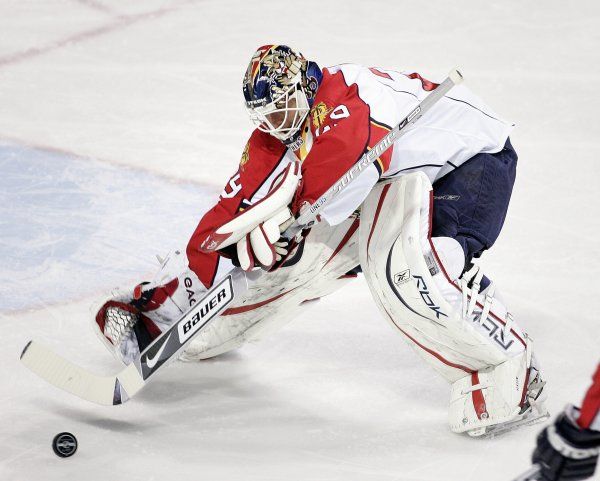 Floridský brankář Tomáš Vokoun zasahuje holí. | Foto: Reuters