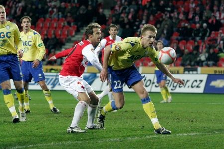 Teplický Antonín Rosa odhlavičkovává před slávistou Markem Jarolímem v nedělním utkání 15. kola Gambrinus ligy, které Slavia vyhrála 3:1 | Foto: Bohumil Červenka