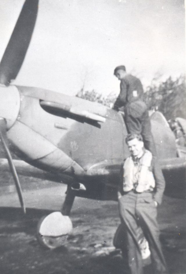 Rok 1941 - stíhač Miroslav Liškutín ve službě u britské 145. peruti Královského vojenského letectva (RAF). Snímek je z osobního archivu Jiřího Rajlicha. | Foto: Aktuálně.cz