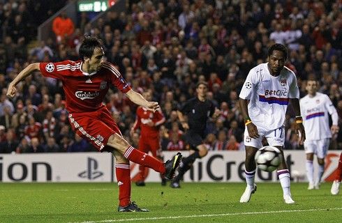 Yossi Benayoun posílá Liverpool do vedení | Foto: Sport