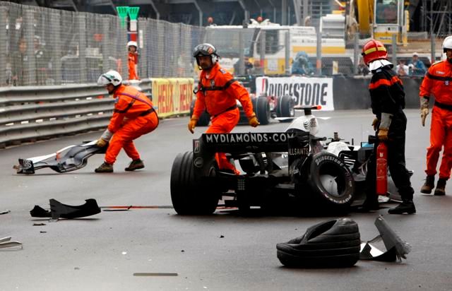 Nico Rosberg nedojel. Kvůli jeho nehodě krátce před koncem vyjel safety car a jezdci se zase seřadili za sebou | Foto: Reuters