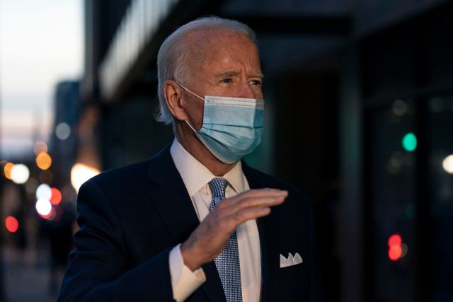 Joe Biden přichází - a ve svých 78 letech pochybovačům slibuje "svěží myšlenky". | Foto: ČTK/AP/Carolyn Kaster