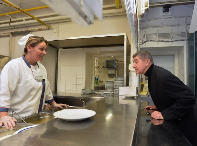 Co mi dáte? A co bych měl dát já vám? (Andrej Babiš na obědě v menze Univerzity Karlovy na Albertově). | Foto: ČTK - Kateřina Šulová