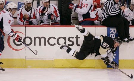 Takhle končil Sidney Crosby po střetech s Rusem Ovečkinem. | Foto: Václav Rojík