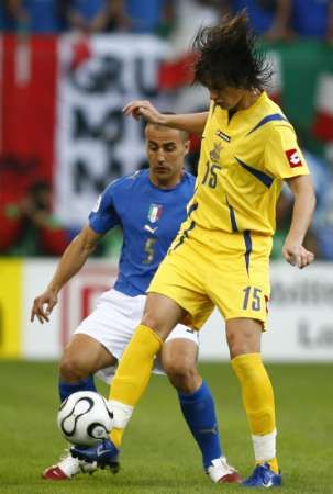 Ital Fabio Cannavaro (v modrém) bojuje o míč s Arťumem Milevským z Ukrajiny. | Foto: Reuters