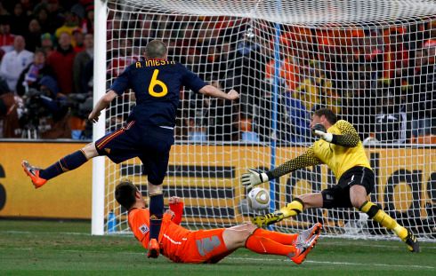 Nakonec se penaltový rozstřel přece jen podařilo odvrátit. Těsně před koncem prodloužení rozhodl o titulu Iniesta. | Foto: Reuters