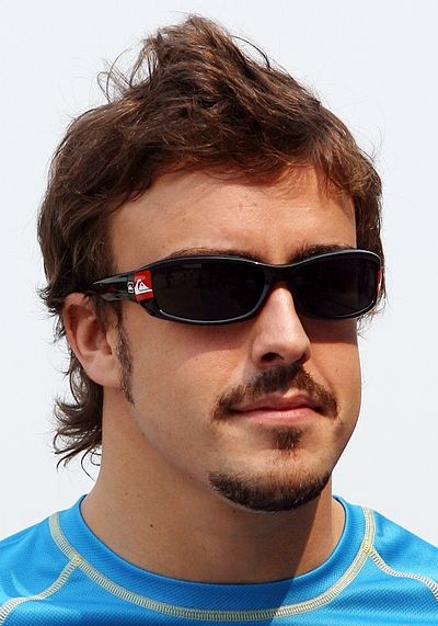 S novým knírem a mušketýrským vousem se objevil v šanghajském depu lídr světového šampionátu F1 Fernando Alonso. | Foto: Reuters