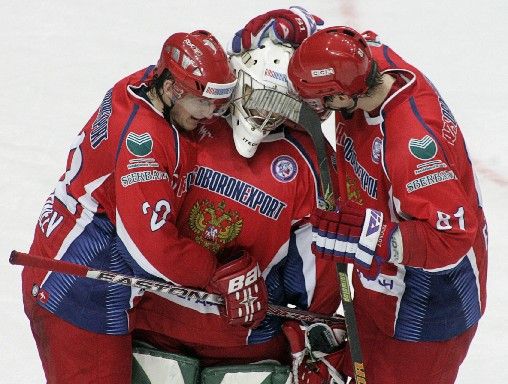 Ruští hokejisté Fedor Fjodorov (vpravo) a Konstantin Kornejev blahopřejí po vítězství nad Českem brankáři Alexanderu Jeremenkovi. | Foto: Reuters