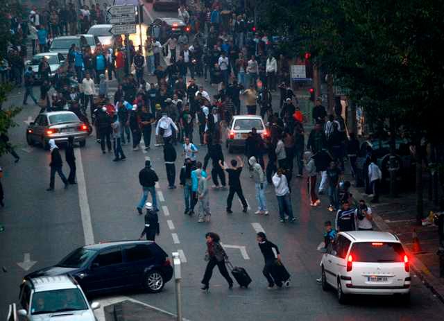 Odložené utkání mezi Olympiquem Marseille vyústilo v pouliční nepokoje, které musela tvrdě řešit policie. | Foto: Reuters