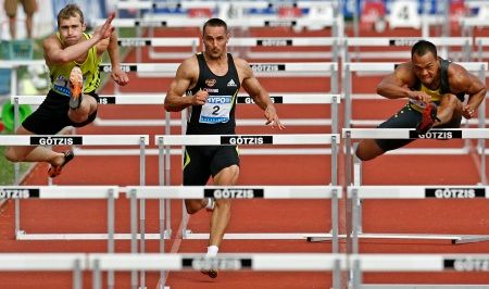 Šebrle a Clay - 110 metrů překážek v Götzisu, den druhý nezačal pro oba favority dobře. | Foto: Reuters